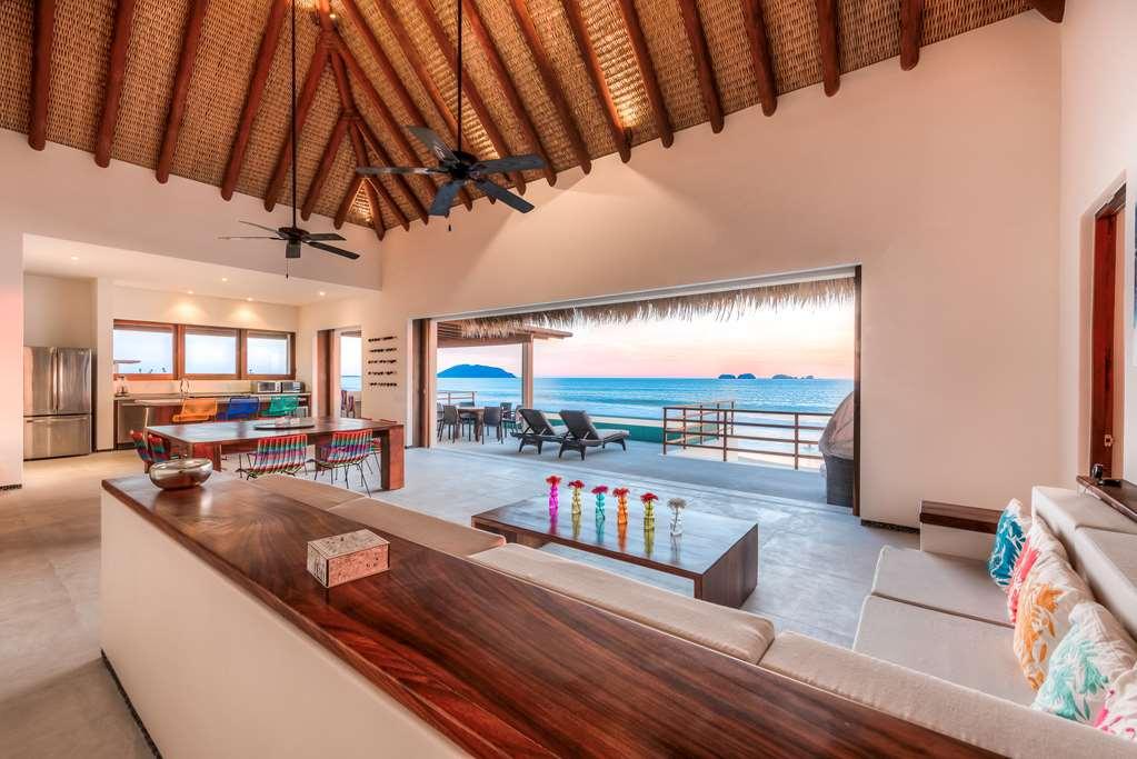 Marea Beachfront Villas Zihuatanejo Szoba fotó