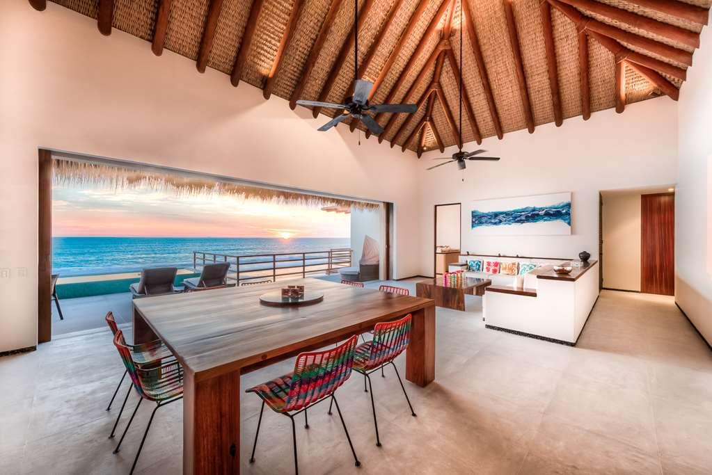 Marea Beachfront Villas Zihuatanejo Szoba fotó