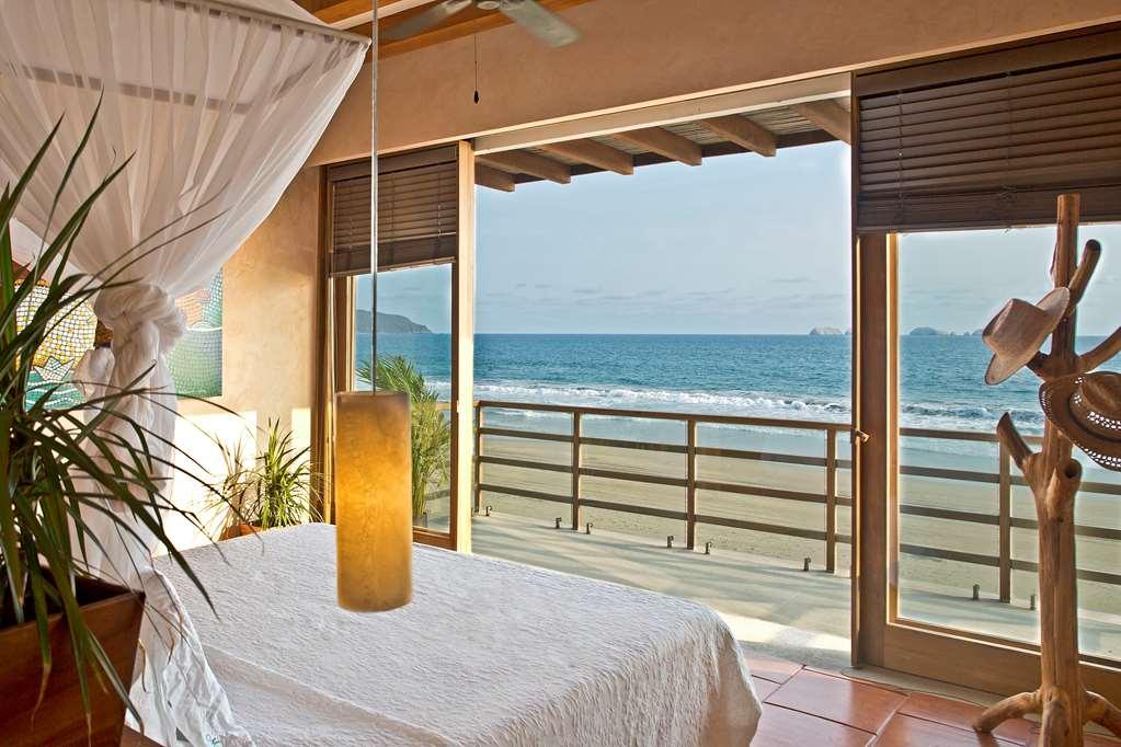 Marea Beachfront Villas Zihuatanejo Szoba fotó